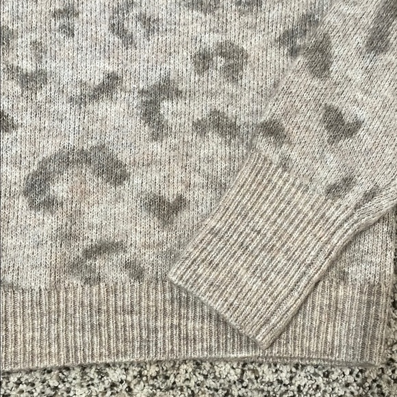 Abercrombie & Fitch Gray Leopard Print Sweater - Picture 4 of 5